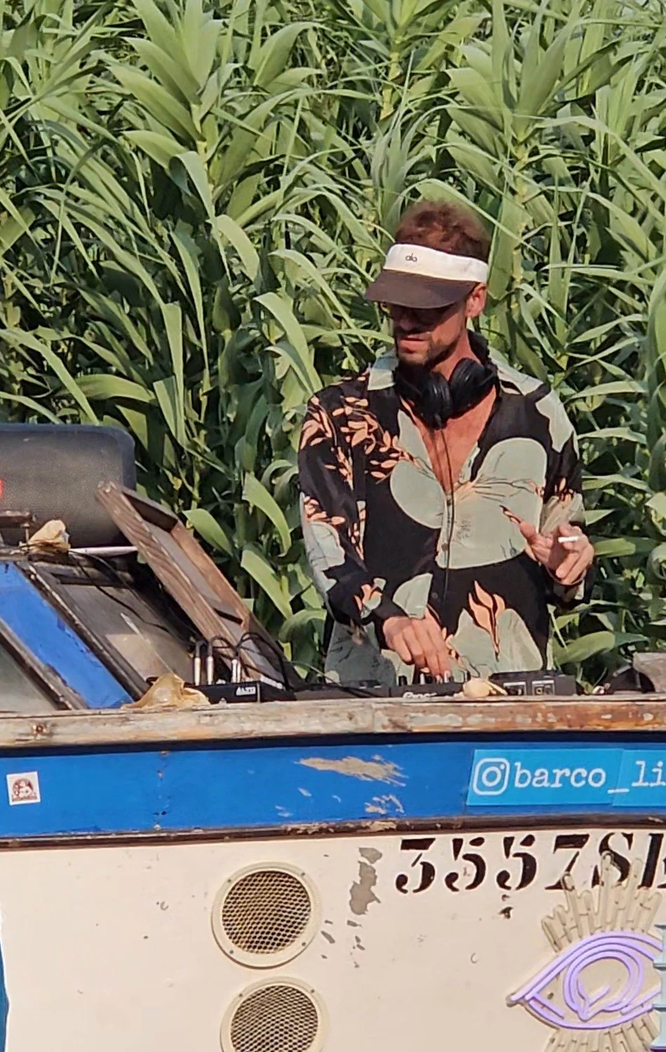 desgoBernardo playing an outdoor DJ set